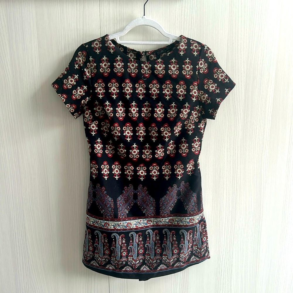 “honey punch” cute abstract patterned dress with hidden shorts size small pocket